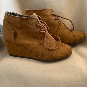 Light brown Wedge shoe.